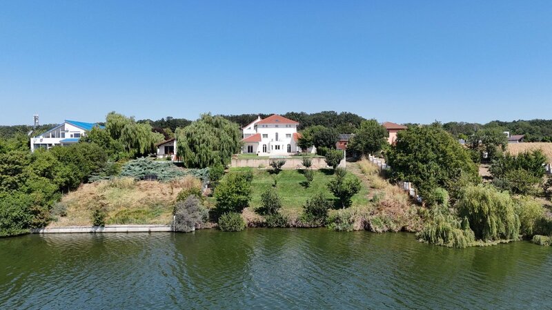 Caciulati, Balotesti Vila eleganta cu piscina si iesire la Lac